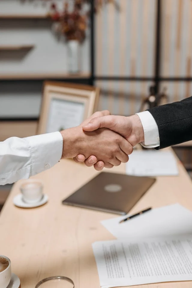 Shake Hand Danilyuk 8112186.webp